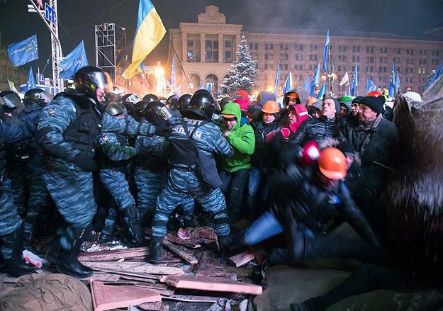 Радикальные группировки оказывают сопротивление отрядам силовиков. Майдан. 2014 год. 