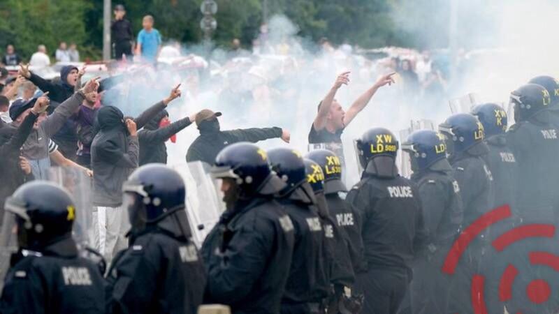 Полиция сдерживает протестующих