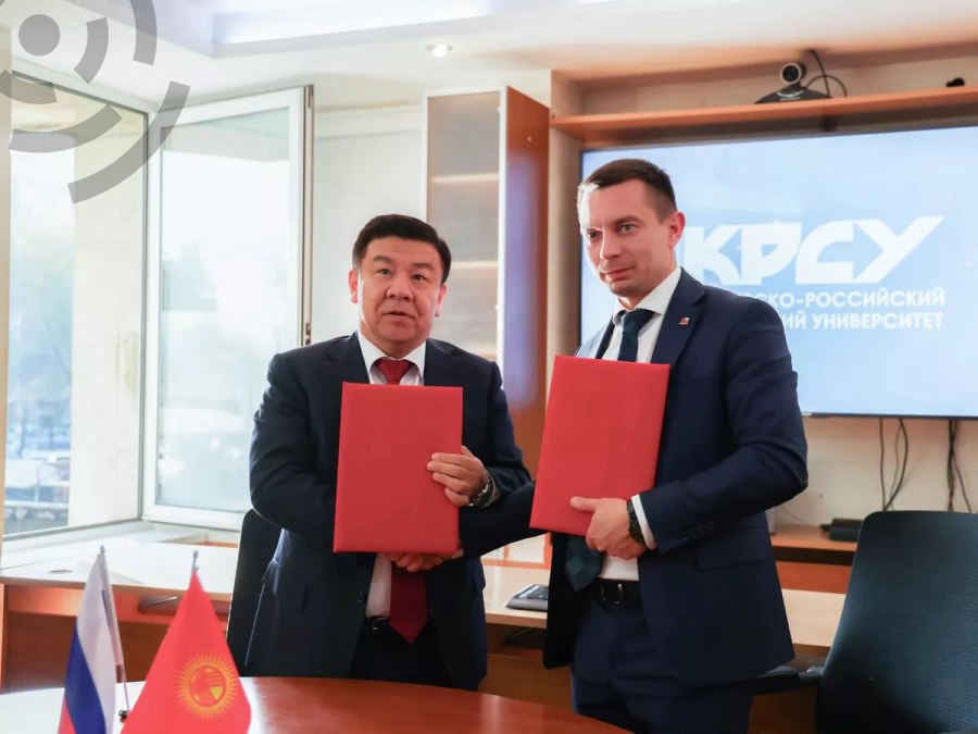 Председатель ГНС Алмамбет Шыкмаматов и ректор КРСУ Сергей Волков