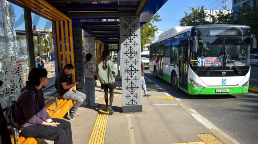 Автобус подъезжает к остановке