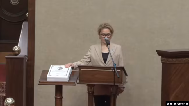 Дана Медеуова дает присягу депутата. Астана, 28 августа 2026 года