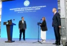 Садыр Жапаров в Бишкеке вручил ключи от новых квартир, построенных ГИК